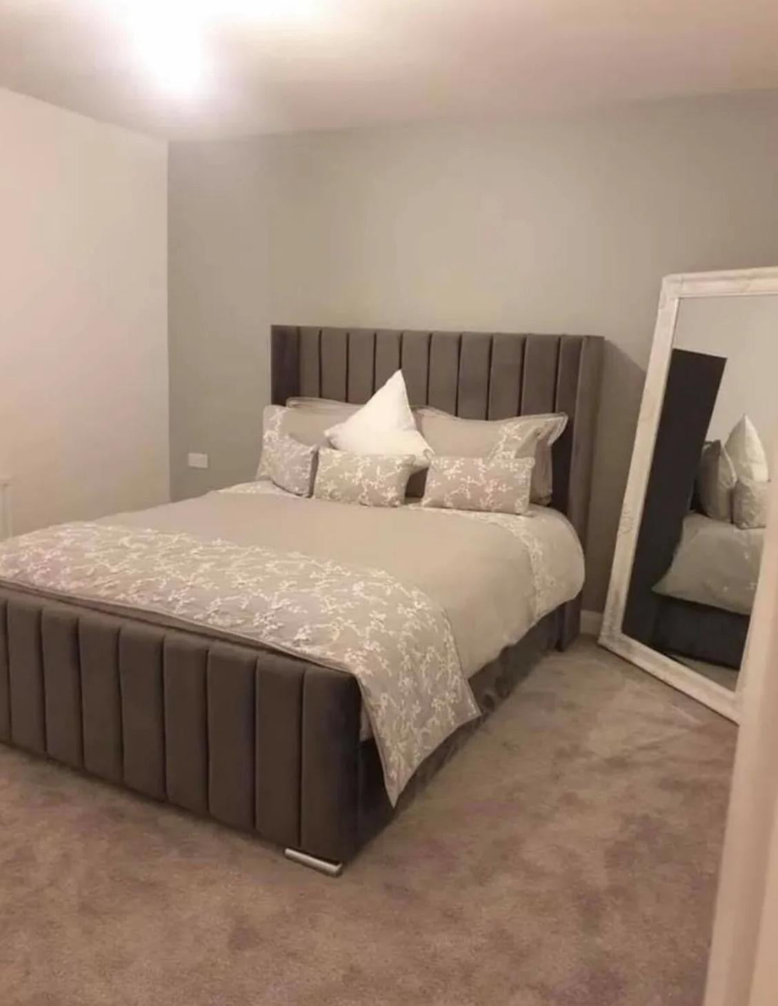 Indiana panel wingback (frame bed)