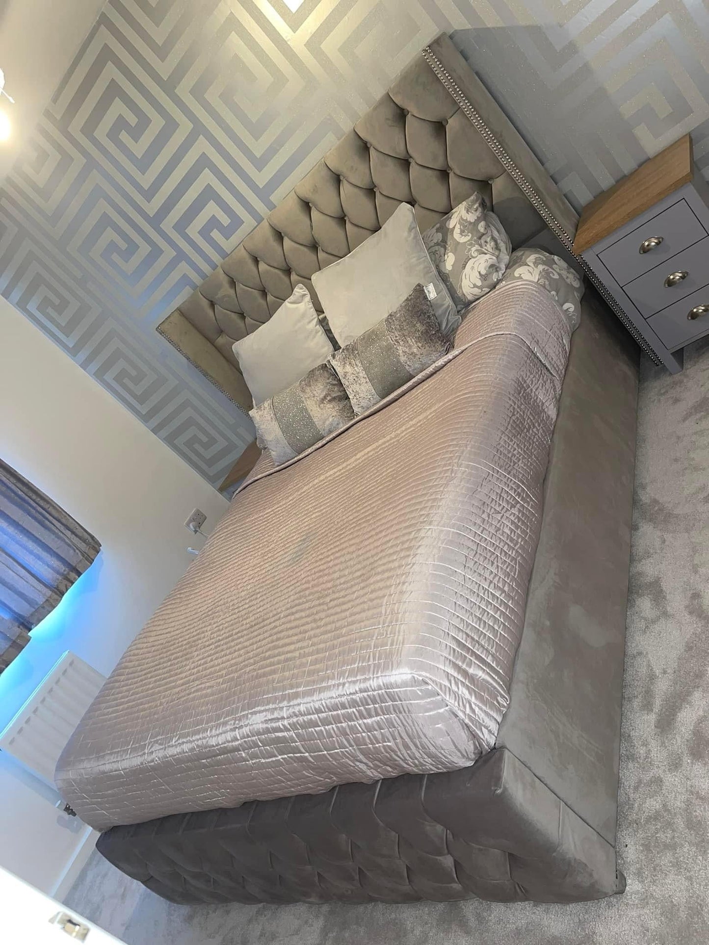 Indiana chesterfield wingback (frame bed)